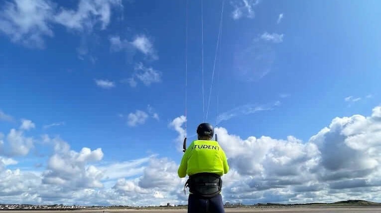 Do beginner kitesurfers need a trainer kite?