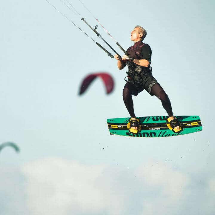 Shinn Dalton Kiteboard 2025 – Freestyle & Freeride Power in action, showcasing performance during a kiteboarding session.