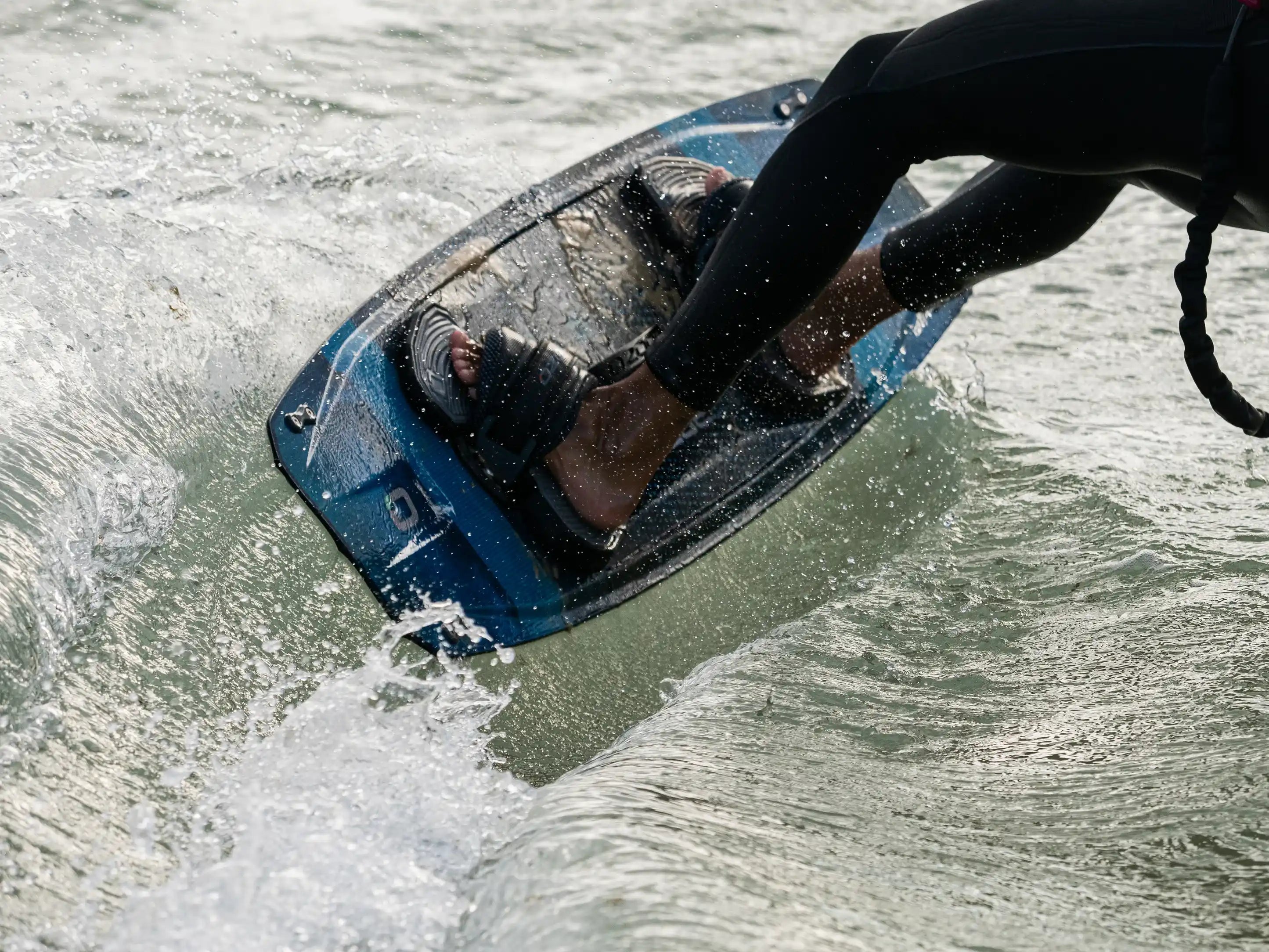 Ozone Torque V4 Twintip – Big Air, Freeride & Freestyle rider carving through waves with precision and control.