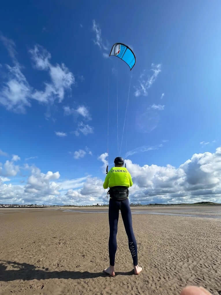 Do beginner kitesurfers need a trainer kite?