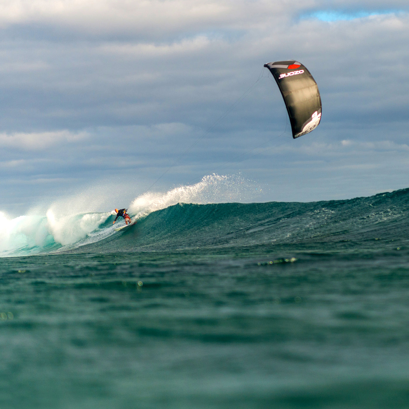 Ozone Reo V5 Wave Kite surfing a wave